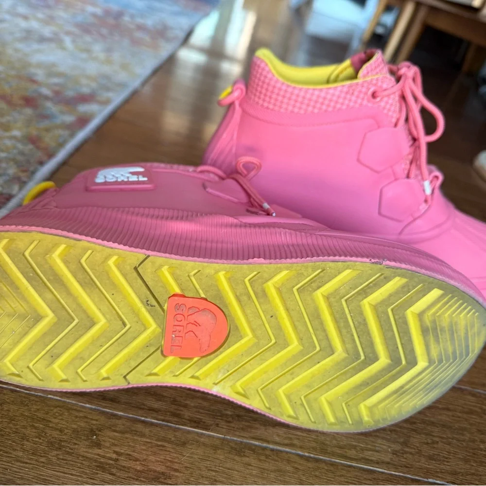 Sorrel Women's rain boots, pink and yellow, size 9 - Picture 6 of 7